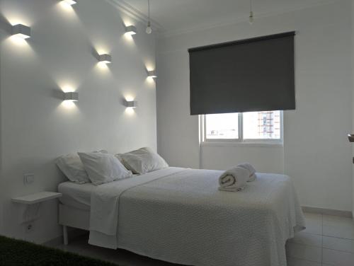 Un pat sau paturi într-o cameră la In Bed with Lisbon 11K
