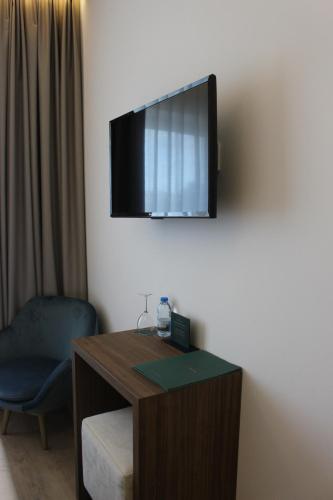 Televisyen dan/atau pusat hiburan di Hotel Moutados