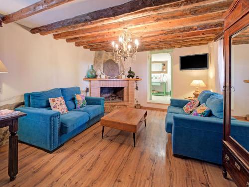 uma sala de estar com dois sofás azuis e uma lareira em Belvilla by OYO LA TORRE DE SEBASTIA em Fraga