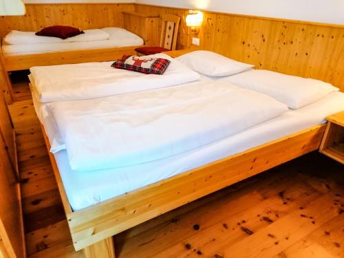 two beds in a room with wooden floors at Appartement Bel Monte in Bad Kleinkirchheim