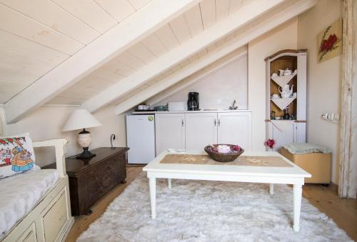 een woonkamer met een witte tafel op zolder bij cozy attic in Arachova