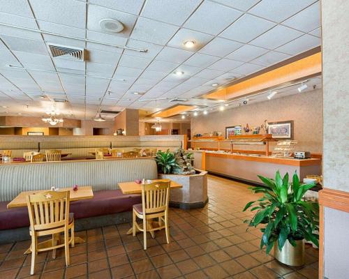 a restaurant with tables and chairs and a counter at GreenTree Hotel & Extended Stay I-10 FWY Houston, Channelview, Baytown in Channelview
