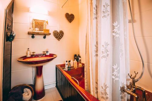 y baño con lavabo de madera y ducha. en Wool Combers Rest & Brönte Parsonage - Haworth en Haworth