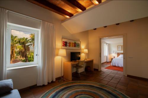 a room with a bedroom with a bed and a window at Tancat de Codorniu in Les Cases d'Alcanar
