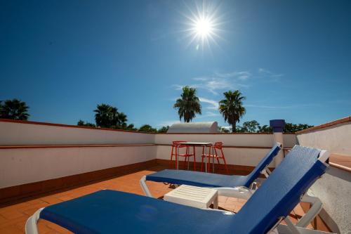 a patio with chairs and a table on a balcony at Tancat de Codorniu in Les Cases d'Alcanar