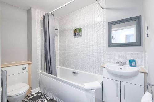 Et badeværelse på Stay at Neptune with Parking Space - TV in every Bedroom!