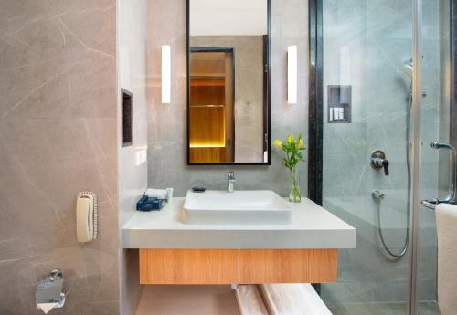 Ένα μπάνιο στο Park Inn by Radisson Gwalior