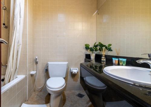 uma casa de banho com um WC e um lavatório em The Smart Concierge - Discovery Gardens street 4 em Dubai