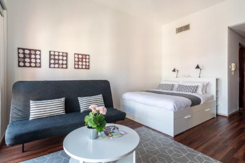 um quarto com uma cama, um sofá e uma mesa em The Smart Concierge - Discovery Gardens street 4 em Dubai