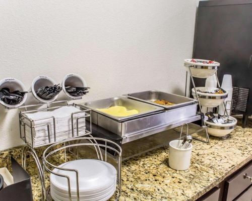 Kuchyň nebo kuchyňský kout v ubytování Sleep Inn Richmond South