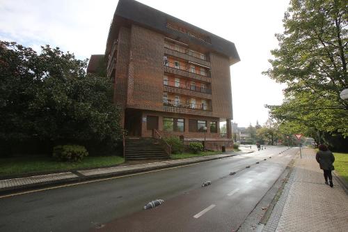 un edificio al lado de una calle en LASARTEROOMS AUTOCHECK-IN, en Lasarte