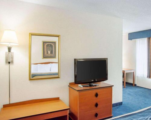 a hotel room with a television on a dresser at Comfort Inn in Piketon