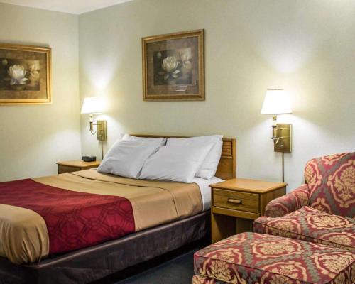Ein Bett oder Betten in einem Zimmer der Unterkunft Econo Lodge