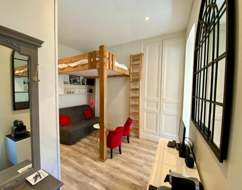 une chambre avec une mezzanine et un salon dans l'établissement Studio ChaBada - 1min de la plage & des commerces, à Trouville-sur-Mer