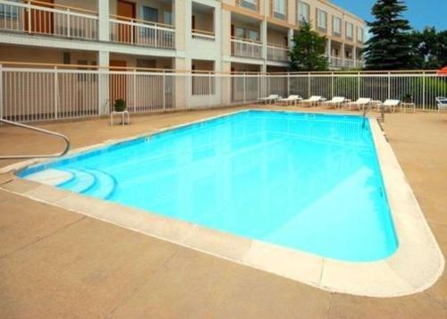 The swimming pool at or close to Quality Inn Holland