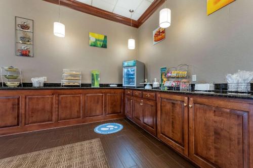 DoverQuality Inn Dover的餐厅设有木制橱柜和台面