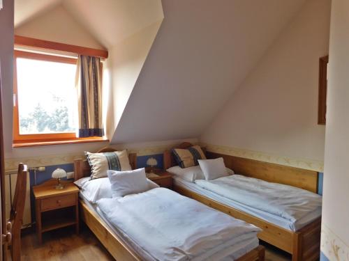 A bed or beds in a room at Berki Vendéglő és Hotel