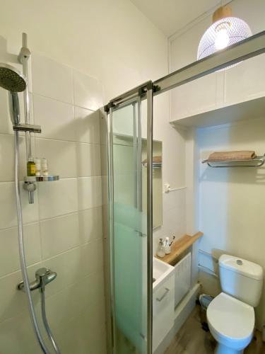 une salle de bain avec une douche, des toilettes et un lavabo dans l'établissement Studio ChaBada - 1min de la plage & des commerces, à Trouville-sur-Mer