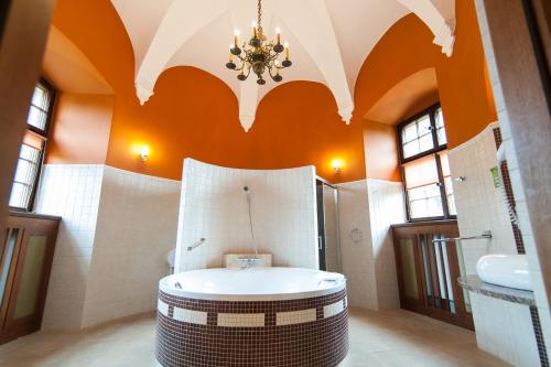 Cette chambre comprend une salle de bains pourvue d'une grande baignoire. dans l'établissement Zamek w Baranowie Sandomierskim, à Baranów Sandomierski
