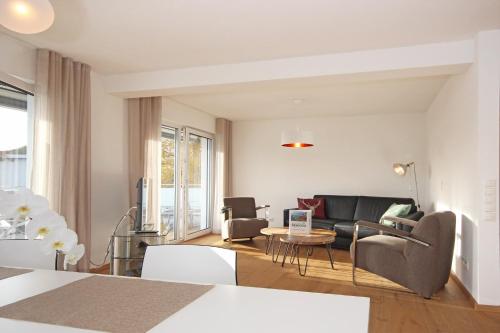 奧伊米特爾貝格的住宿－Alpspitzblick，客厅配有沙发和桌子