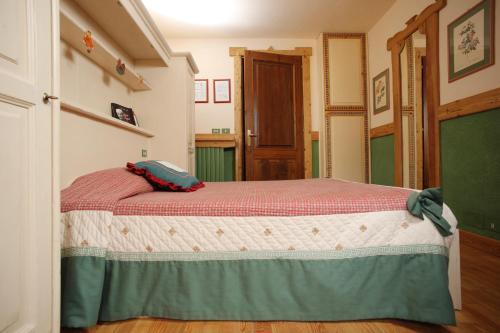 a bedroom with a bed in a room at Hotel Della Nouva in Pila