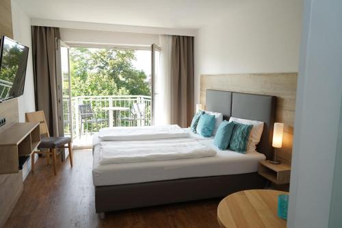 ein Hotelzimmer mit 2 Betten und einem Fenster in der Unterkunft Hotel Dein Franz in Bad Füssing