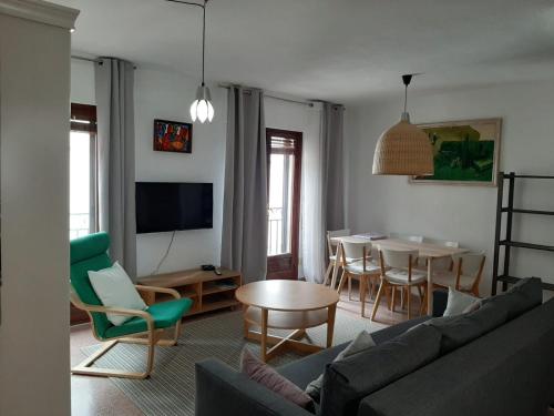 ein Wohnzimmer mit einem Sofa und einem Tisch in der Unterkunft La Basilica Apartaments GAM in Alicante