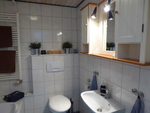 InsulにあるWerners Doppelzimmerのトイレと洗面台付きのバスルーム