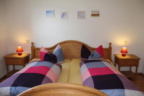2 Betten in einem Schlafzimmer mit 2 Lampen an Tischen in der Unterkunft Pension & Ferienwohnung Breitmoser Angelika in Riedenburg