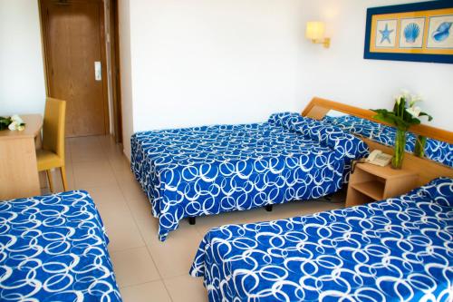 A bed or beds in a room at Hotel Esplai