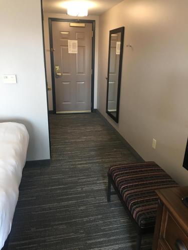 Postel nebo postele na pokoji v ubytování Country Inn & Suites by Radisson, Grand Rapids East, MI