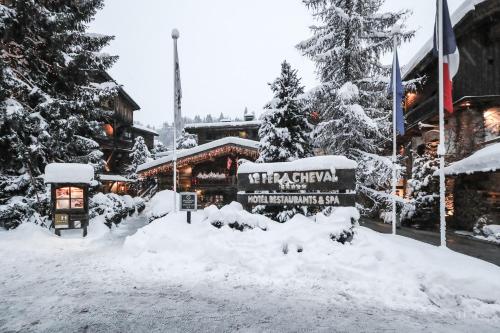 um sinal na neve em frente a um alojamento de turismo selvagem em Fer à Cheval em Megève