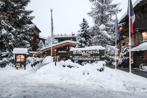 a sign in the snow in front of a lodge at Fer à Cheval in Megève