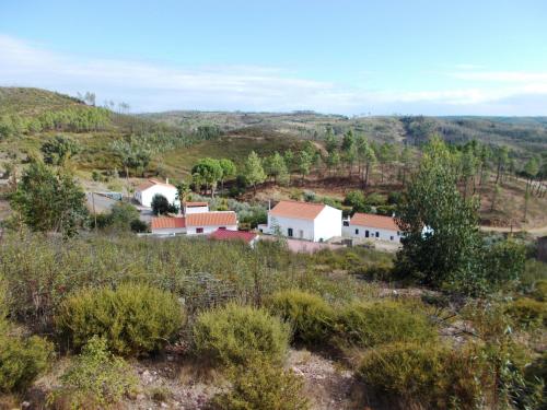 un petit village au milieu d'une colline dans l'établissement Casas de Campo de Vale de Junco, à Envendos