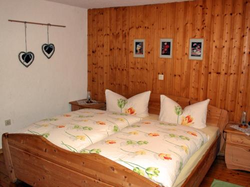1 dormitorio con 1 cama grande y paredes de madera en Ferienwohnung Hirtenhaus, en Attendorn
