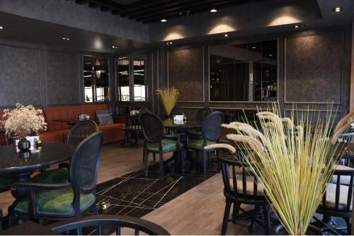 a restaurant with tables and chairs in a room at Air Boss Giresun City Hotel in Giresun