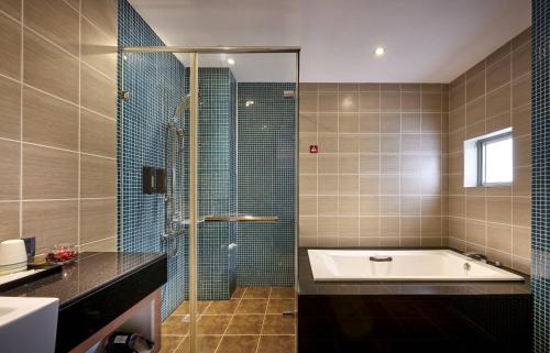 Bilik mandi di Oursea Hotel