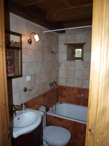 a bathroom with a sink and a toilet and a tub at Casapirineos Apartamentos in Ulle