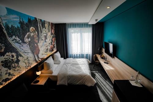 a room with a bed and a painting on the wall at Hotel Viktorosa in Hofgeismar