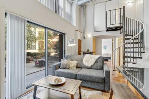 Posezení v ubytování Sleeps 4! 2BR, Gym, Free Parking, Close to Major Attractions