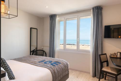 Ένα ή περισσότερα κρεβάτια σε δωμάτιο στο Hôtel de la Plage