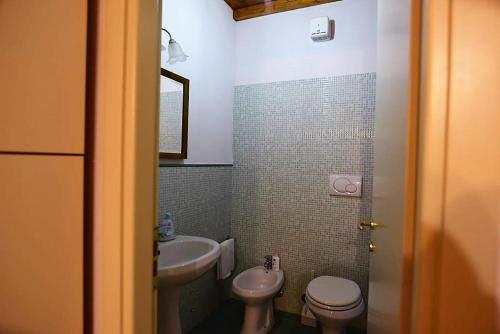 CASA MAIRA IN CENTRO A SATURNIA في ساتورنيا: حمام مع مرحاض ومغسلة