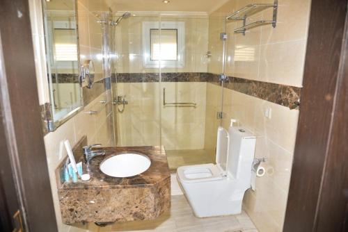 Bilik mandi di Ozone hotel