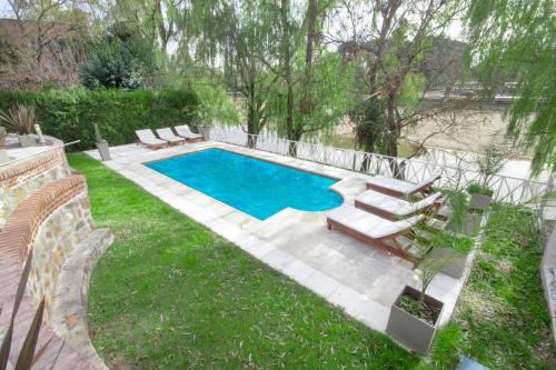 una piscina en un patio con 2 tumbonas en Hotel Casablanca, en Mina Clavero