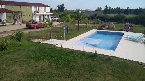 una vista aérea de una piscina en un patio en Maria Fabiana en Concepción del Uruguay