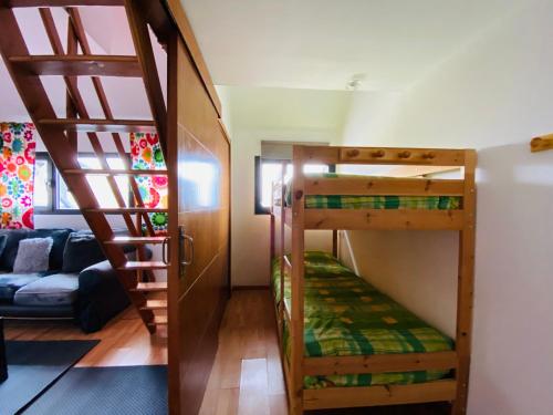 Pokój z 2 łóżkami piętrowymi i kanapą w obiekcie Apartamentos Sierra Nevada Prime Bluettravel w mieście Sierra Nevada