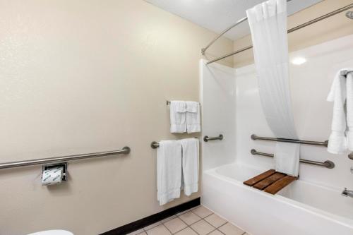 ein Badezimmer mit einer weißen Badewanne und einem WC in der Unterkunft Quality Inn & Suites Metropolis I-24 in Metropolis