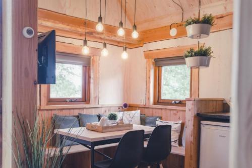 ZunaにあるTree houseのテーブルと椅子のあるキッチンとダイニングルーム