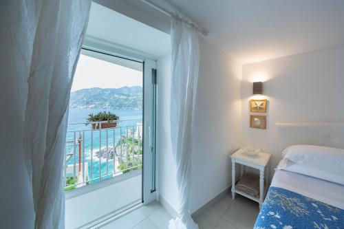 マイオーリにあるVilla Costanza Amalfi Coastのベッドルーム1室(ベッド1台付)が備わります。