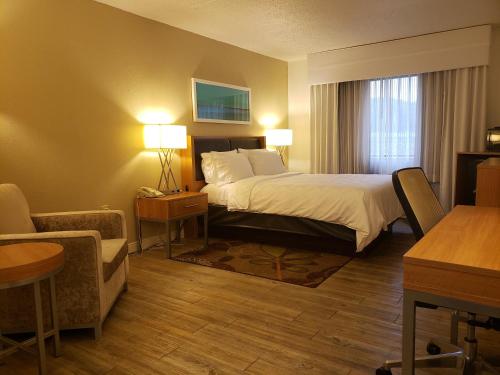 A bed or beds in a room at Holiday Inn Express Hotel Pittsburgh-North/Harmarville, an IHG Hotel